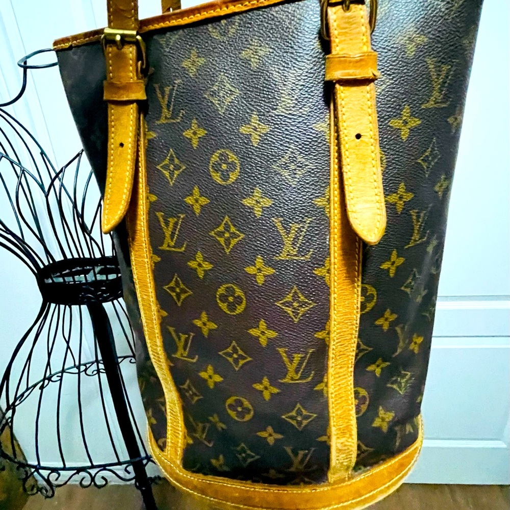 LV GM BUCKET BAG